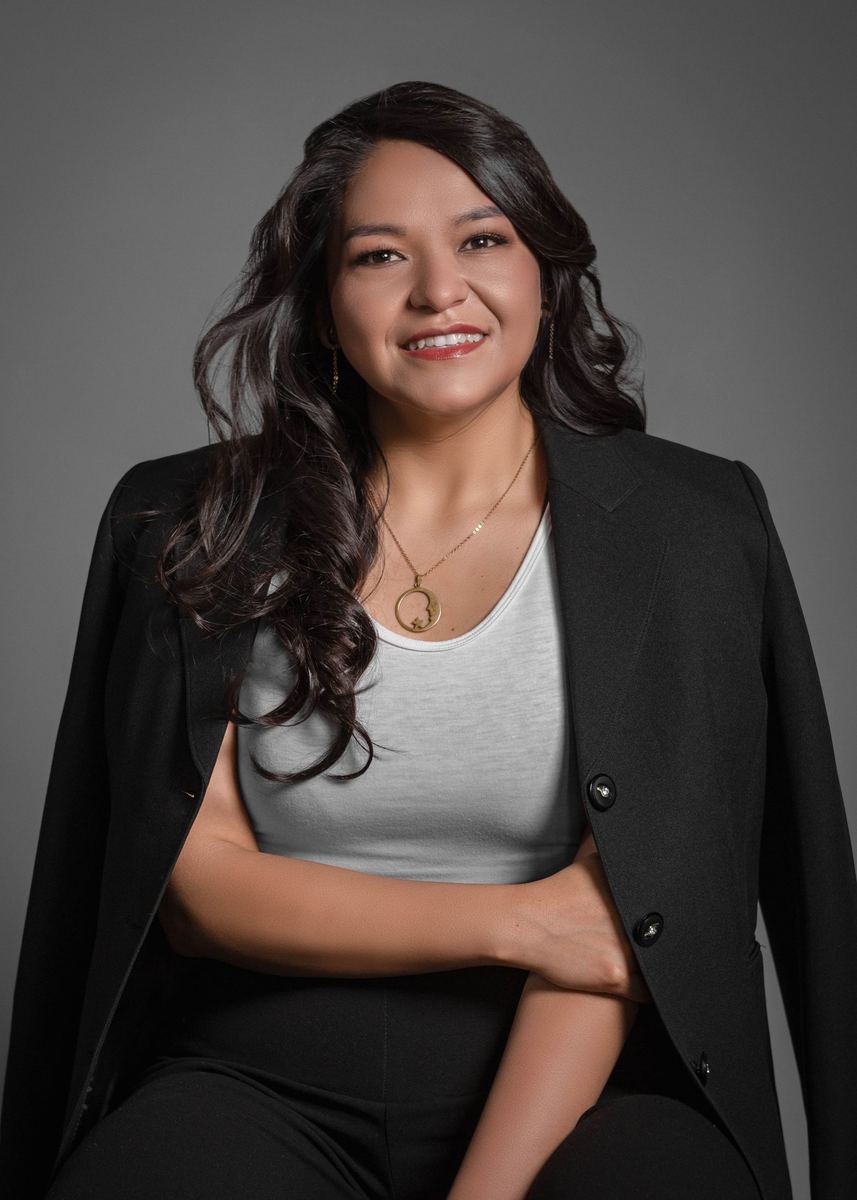 Retrato de una directiva sonriente con chaqueta negra